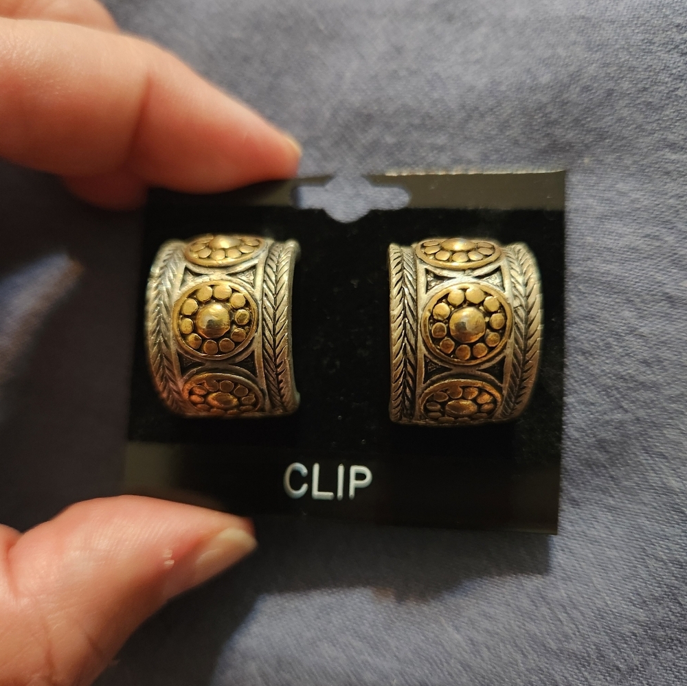 Vintage 1970s Clip-On Earrings - Picture 7 of 10